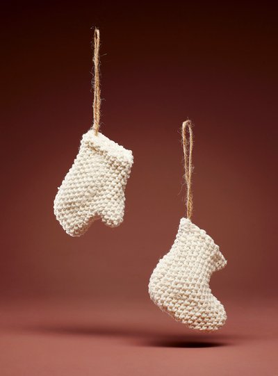 2 ornements Une mitaine et un bas en tricot ivoire, des pièces d'inspiration vintage qui enjoliveront votre sapin de Noel et Ruban de suspension en jute