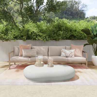 Causeuse beige avec coussins décoratifs chez Brick