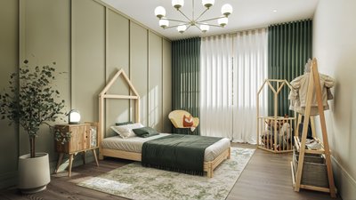 Chambre d’enfant de la Maison Tanguay 2025, avec des murs vert sauge, une grande fenêtre encadrée de rideaux blancs et verts, un sol en bois, un tapis aux motifs de verdure, et une ambiance lumineuse et apaisante.