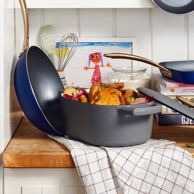 Cocotte de la Collection Beautiful de Drew Barrymore avec un poulet cuit à l'intérieur