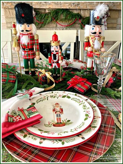 Déco Casse-noisette en bois sur table de Noel avec minis cadeaux et branche de sapin sur nappe à carreaux