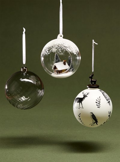 Ensemble de ornements de boules en verre de Noel avec chalet miniature et rustique