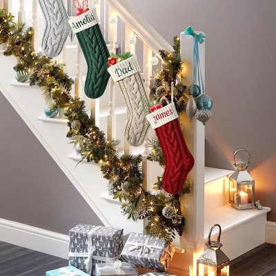 Chaussettes de Noël tricotées personnalisées suspendues à une rampe d'escalier