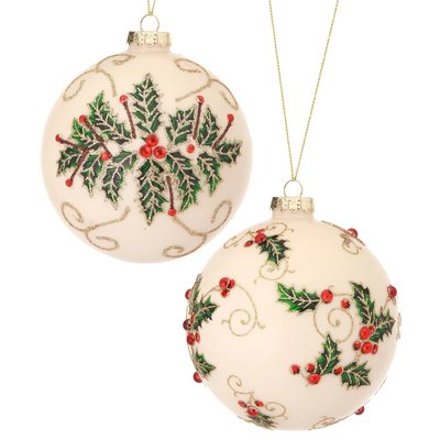 Deux boules de Noël blanches décorées avec des motifs festifs de houx. Les feuilles vertes scintillent avec des paillettes dorées, et des baies rouges ajoutent une touche lumineuse. Les arabesques dorées complètent leur design élégant.