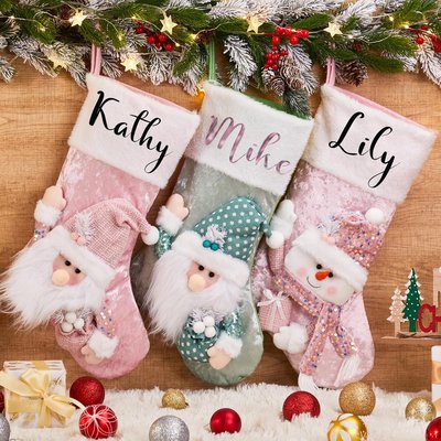 Chaussettes de Noël personnalisées Kathy, Mike et Lily, en velours rose et vert avec des noms brodés, décorées de Père Noël et de bonhomme de neige, parfaites pour les fêtes de fin d'année