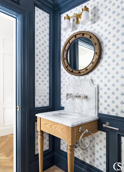 Salle de bain élégante avec un meuble-lavabo en bois et marbre, robinetterie murale argentée