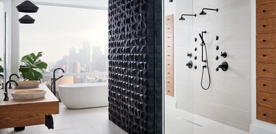 Salle de bain moderne signée Brizo avec robinetterie noire mate, grande douche vitrée à jets multiples et baignoire autoportante devant une vue urbaine panoramique.