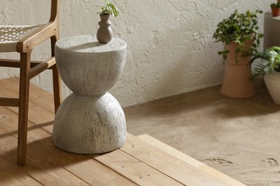Table d'appoint extérieur moderne offert par Brick