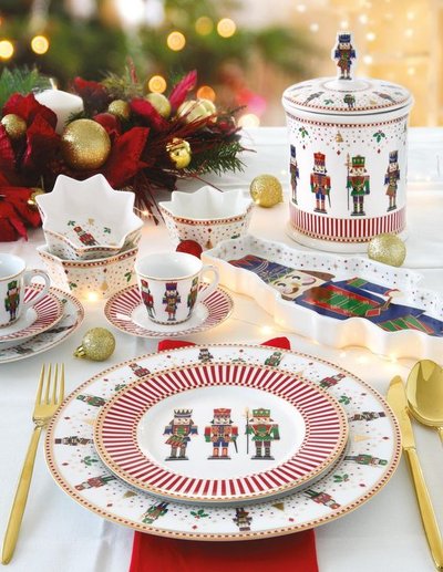 Table de Noel avec décoration assiettes Casse-noisette sur une nappe à carreaux rouge vert et blanc