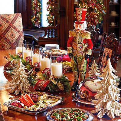 Table souper de Noel décoré avec Casse-Noisette et centre de table avec 5 bougies et guirlande