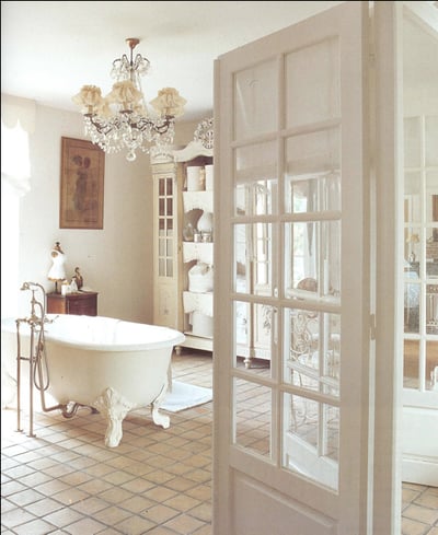 touche-shabby-chic-armoire-salle-de-bain-style_decor_provincial-francais_ameublement_quebec_canada