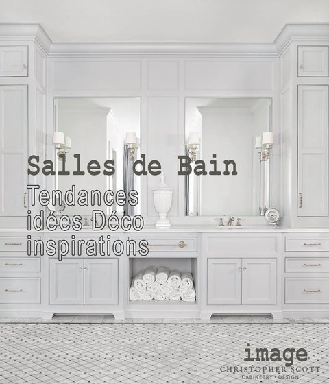 Les Plus Belles Salles de bain élégante avec meuble-lavabo double gris clair, grands miroirs encadrés, appliques murales classiques, rangements symétriques, serviettes blanches roulées dans une niche centrale et sol en marbre à motif géométrique.