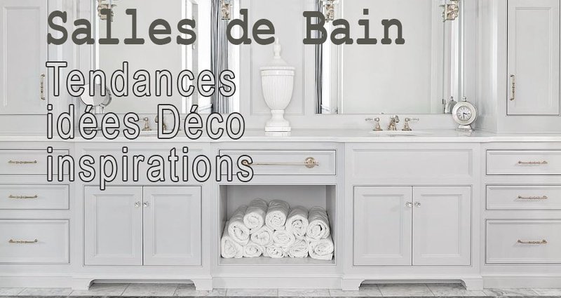 Les Plus Belles Salles de bain élégante avec meuble-lavabo double gris clair, grands miroirs encadrés, appliques murales classiques, rangements symétriques, serviettes blanches roulées dans une niche centrale et sol en marbre à motif géométrique.