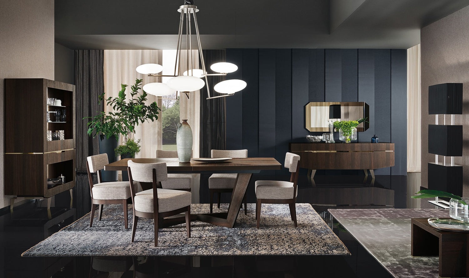 Salle à manger élégante avec table en bois, chaises rembourrées, buffet moderne, miroir décoratif et éclairage suspendu contemporain, décorée avec des plantes et un tapis sophistiqué.