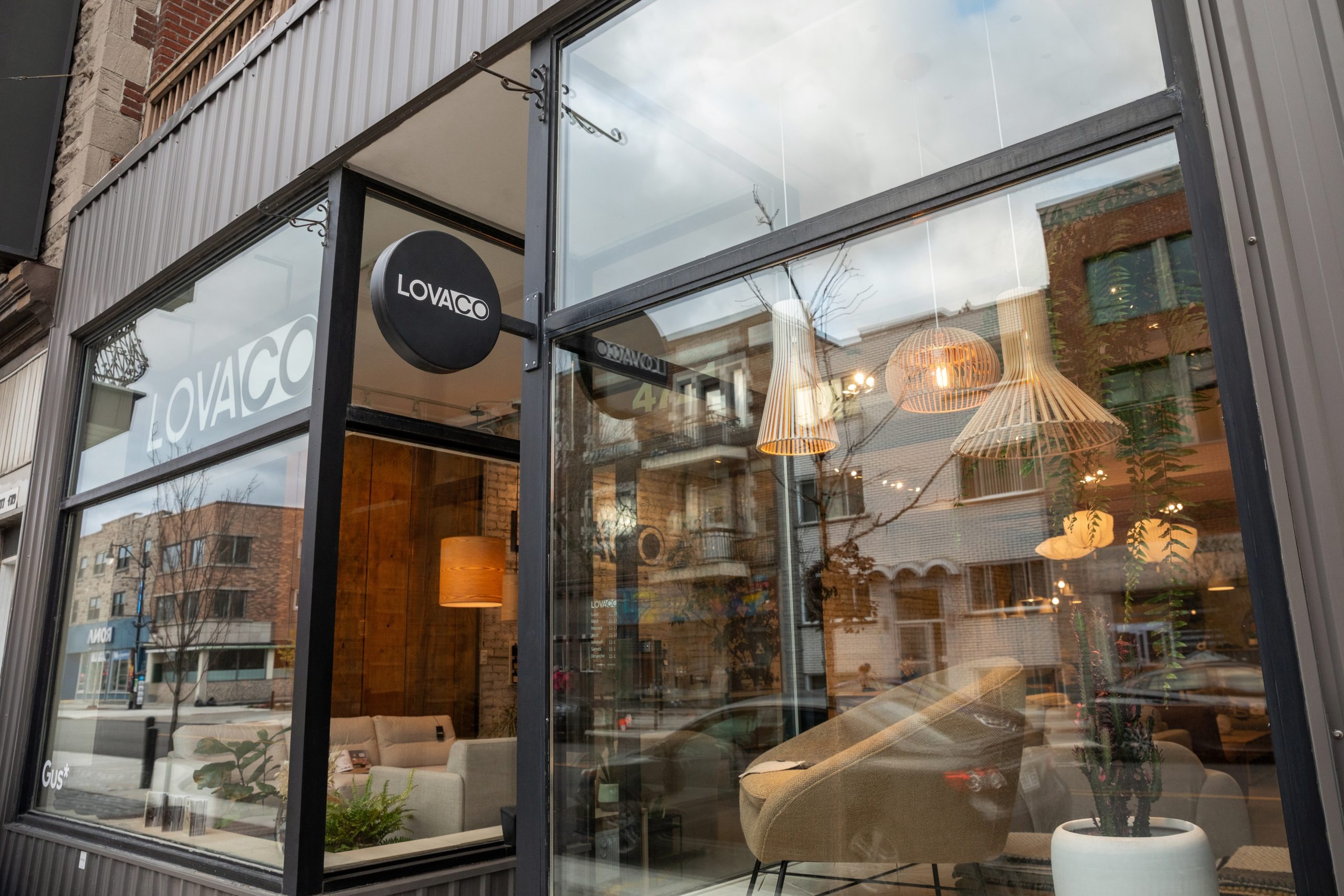 Façade du magasin LOVACO à Montréal, avec des luminaires modernes et un mobilier design visibles à travers les grandes vitrines.